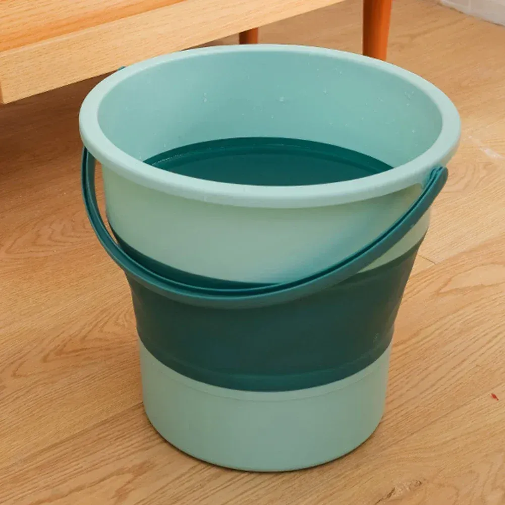 Seau pliable en plastique, en situation d'utilisation