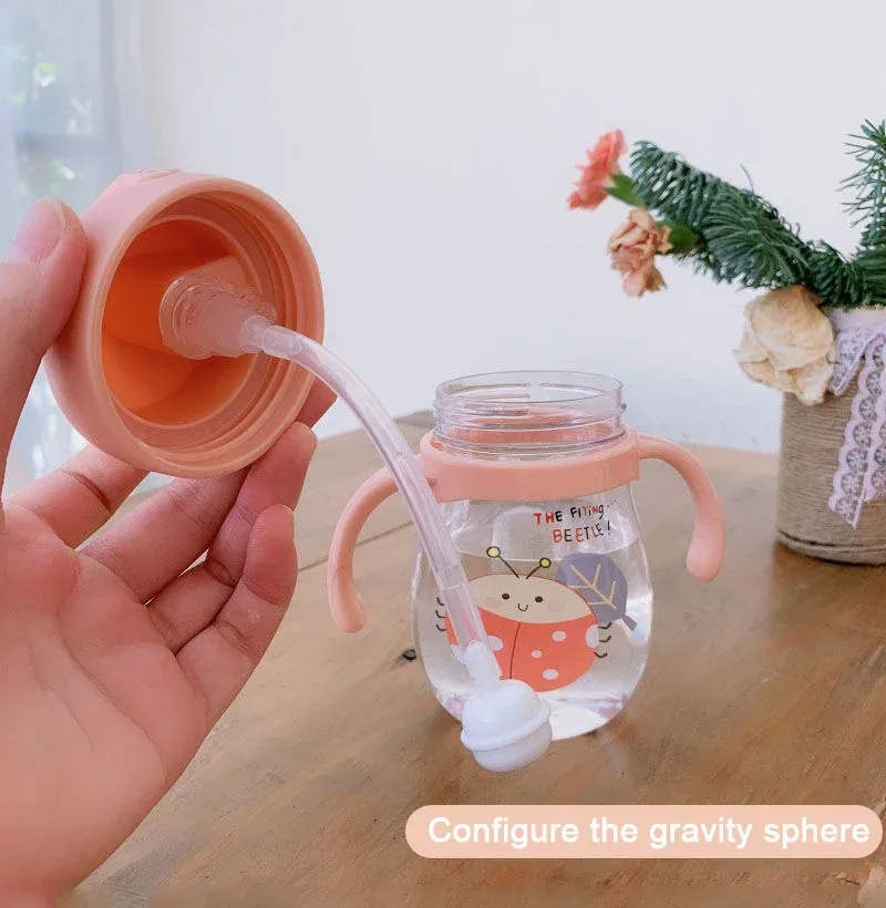 Tasse à paille pour bébé en situation