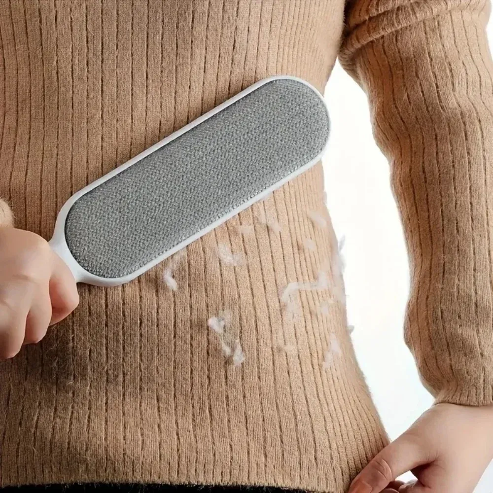 Brosse anti-poils en action sur un tapis