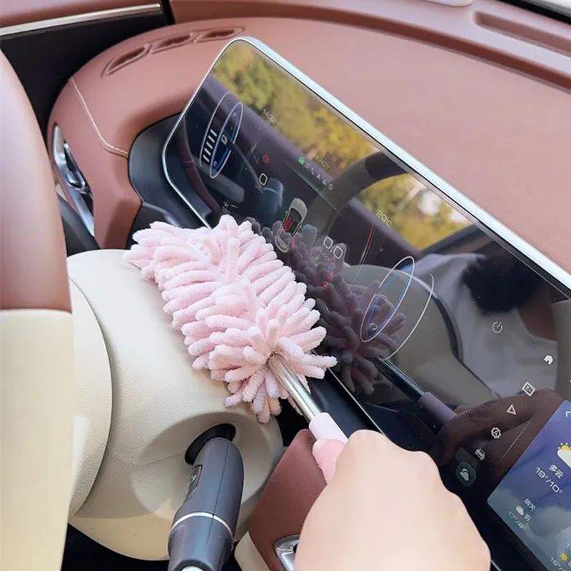 Nettoyage de l'automobile avec le plumeau microfibre