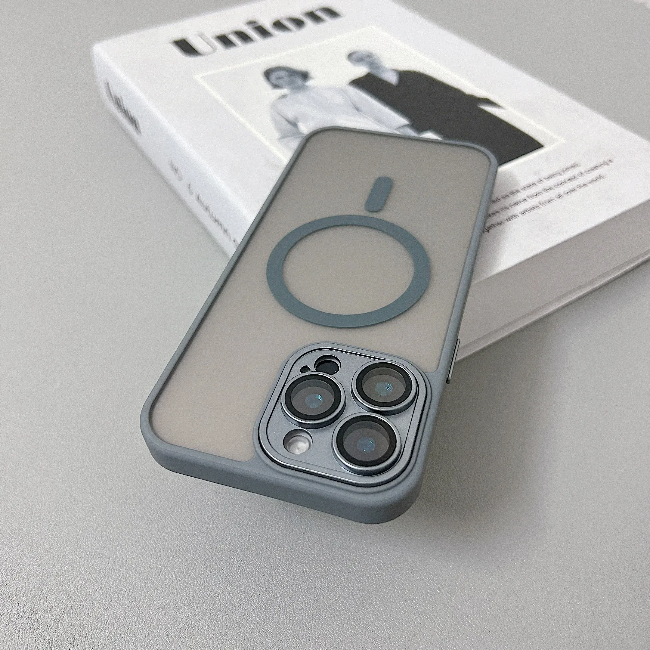 Coque antichoc magnétique translucide mate pour iPhone 11 à 18 (Pro, Pro Max et Plus), compatible charge sans fil MagSafe 7