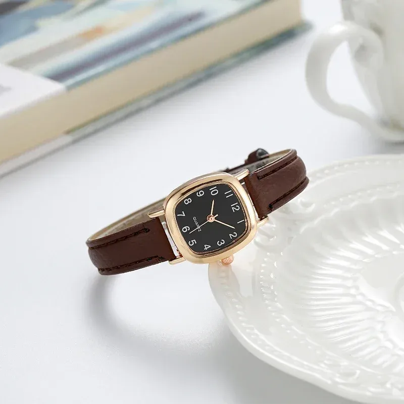 Montre minimaliste pour femme, porté au poignet