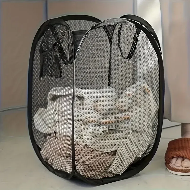 Panier à linge pliable en situation dans une chambre