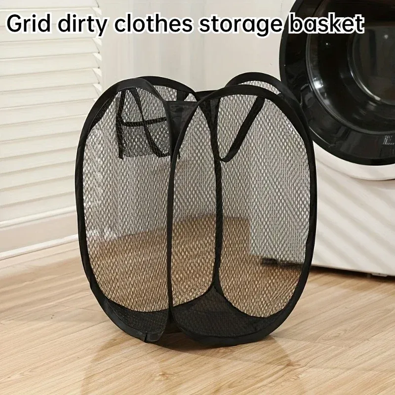 Panier à linge en maille dans une salle de bain