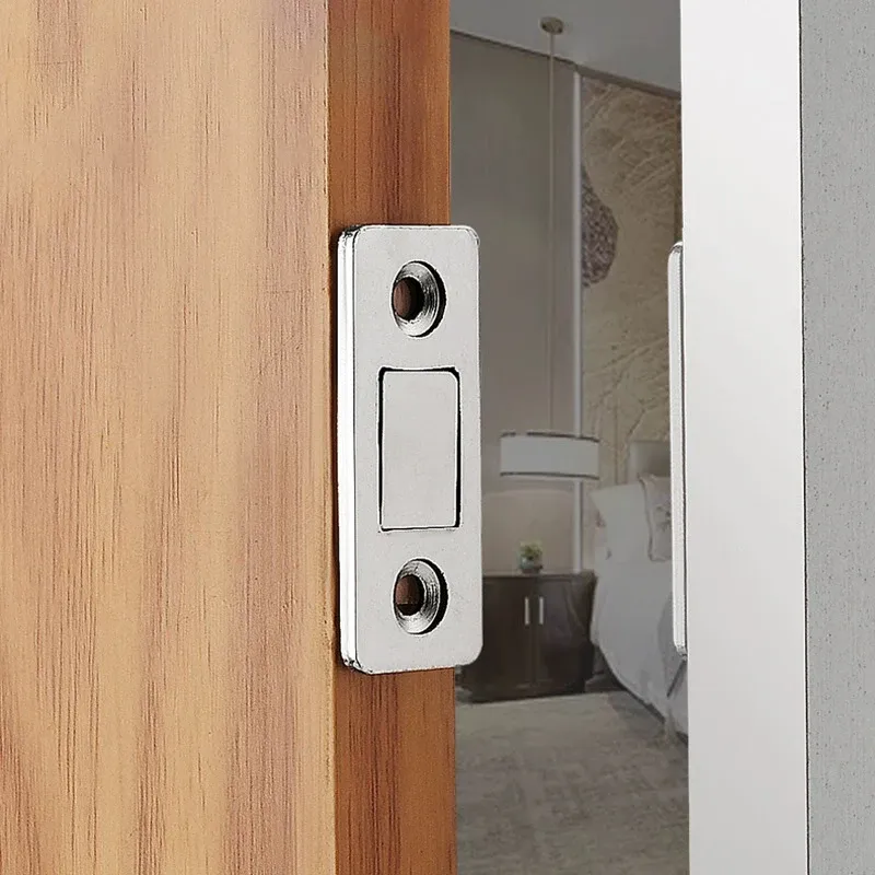 Détail du loquet magnétique installé sur une porte d'armoire