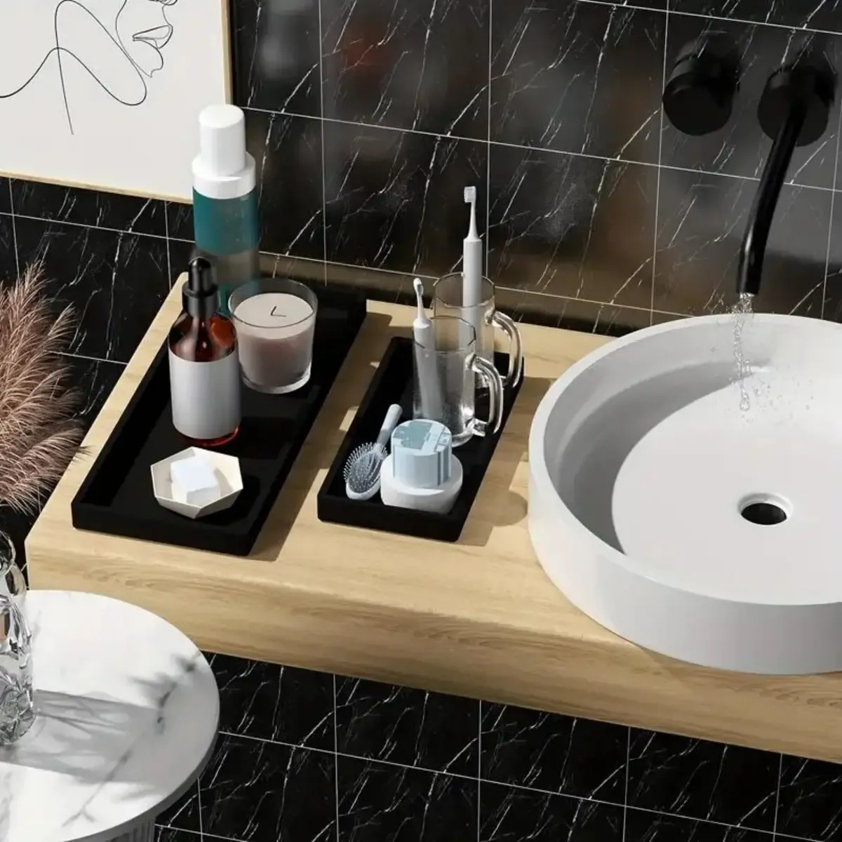 Détail du plateau en silicone avec produits d'hygiène