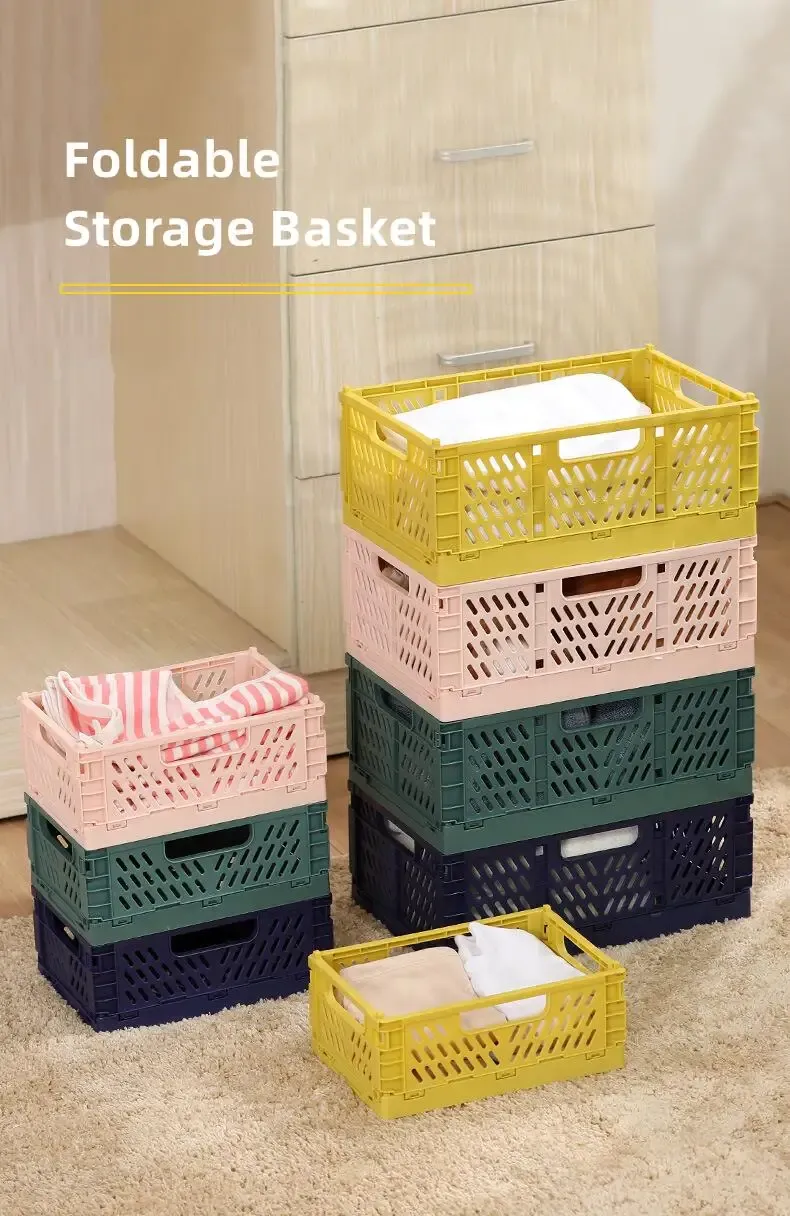 Panier de rangement pliable en situation dans une garde-robe