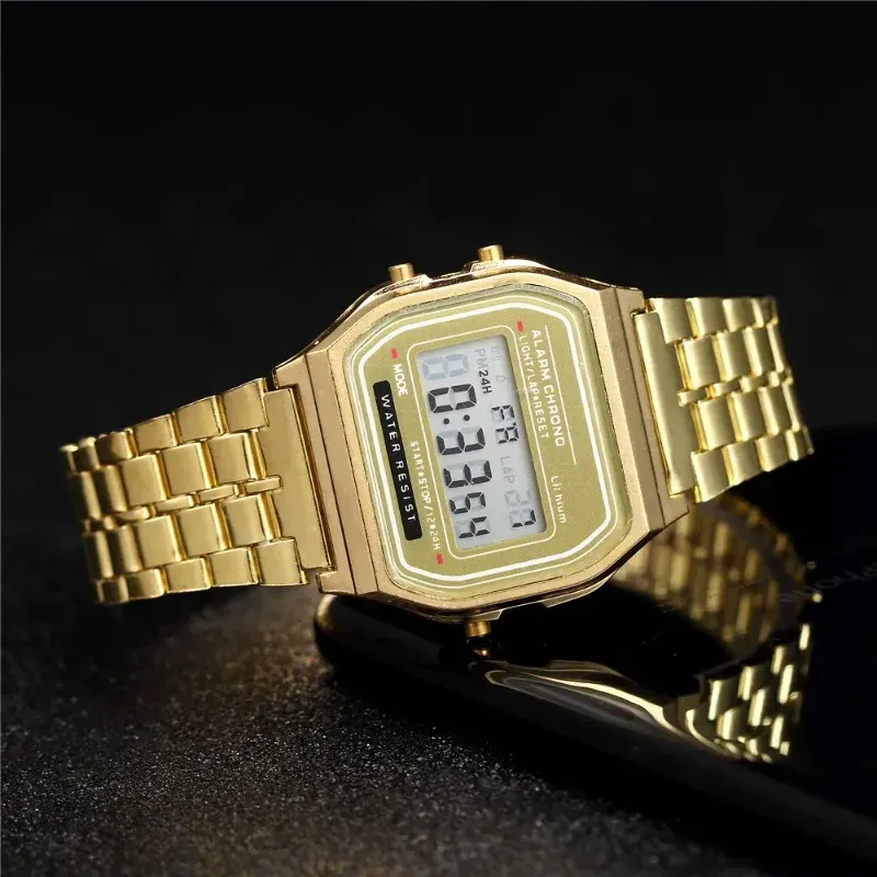 Montre numérique LED de luxe pour homme, vue rapprochée
