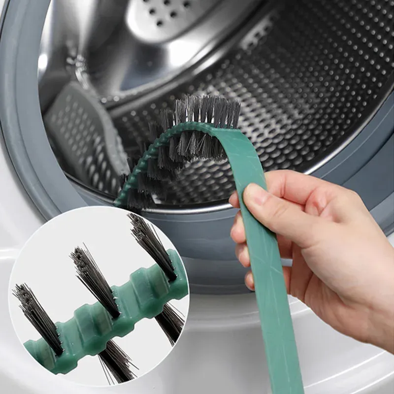 Brosse de nettoyage en action dans un tambour de machine à laver