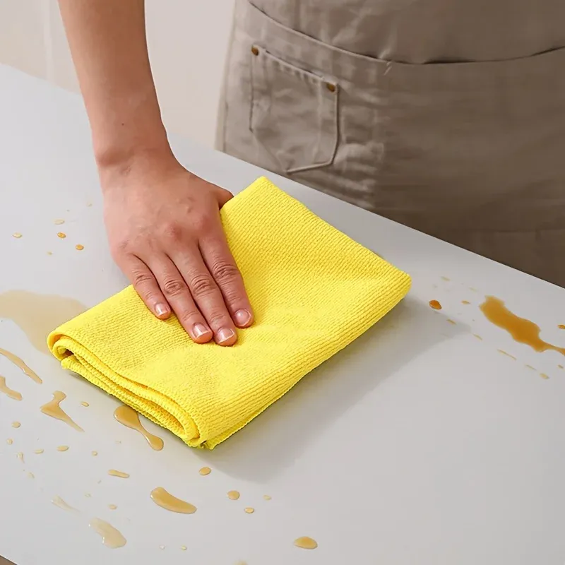 Chiffons en microfibre utilisés pour le nettoyage d'une voiture