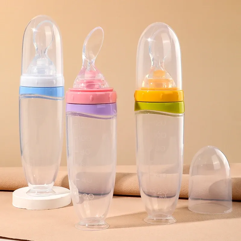 Lifestyle : enfant utilisant le distributeur de nourriture