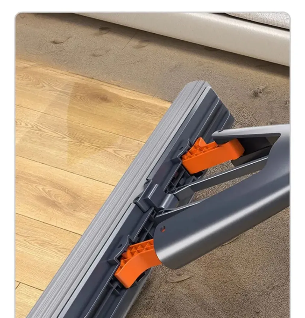 Nettoyage de la salle de bain avec la serpillère à éponge
