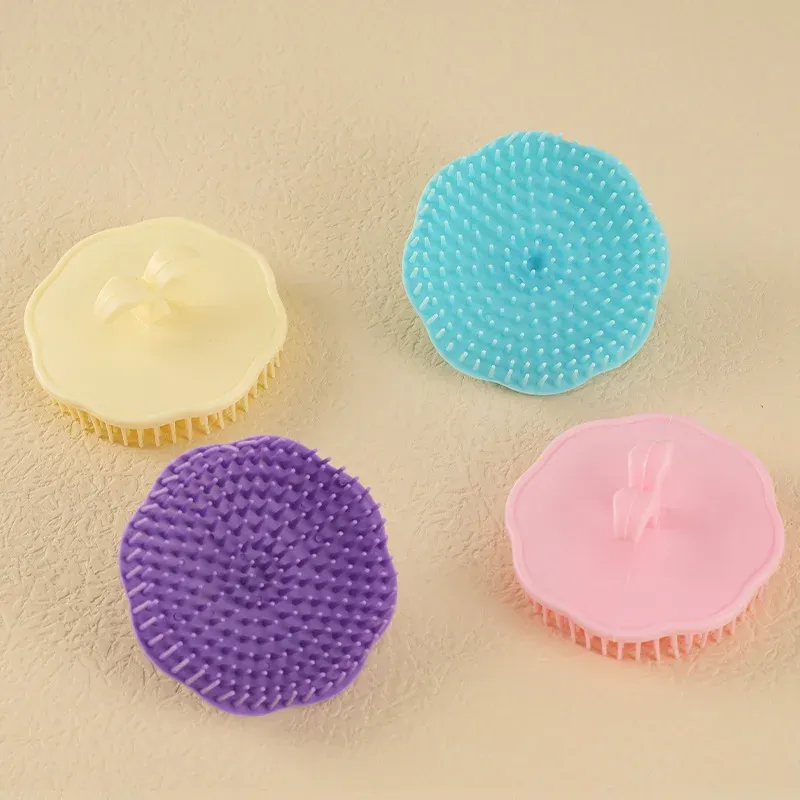 Brosse à shampoing en silicone en situation d'utilisation