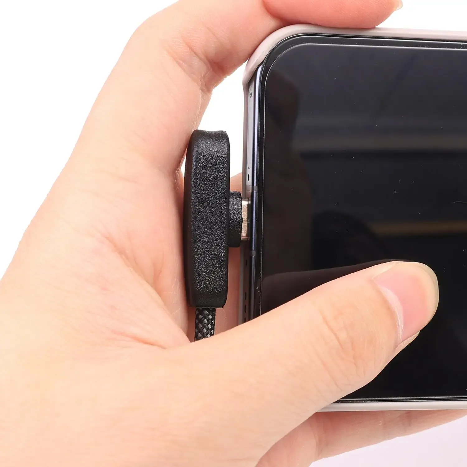 Câble USB-C coudé, détail du tressage