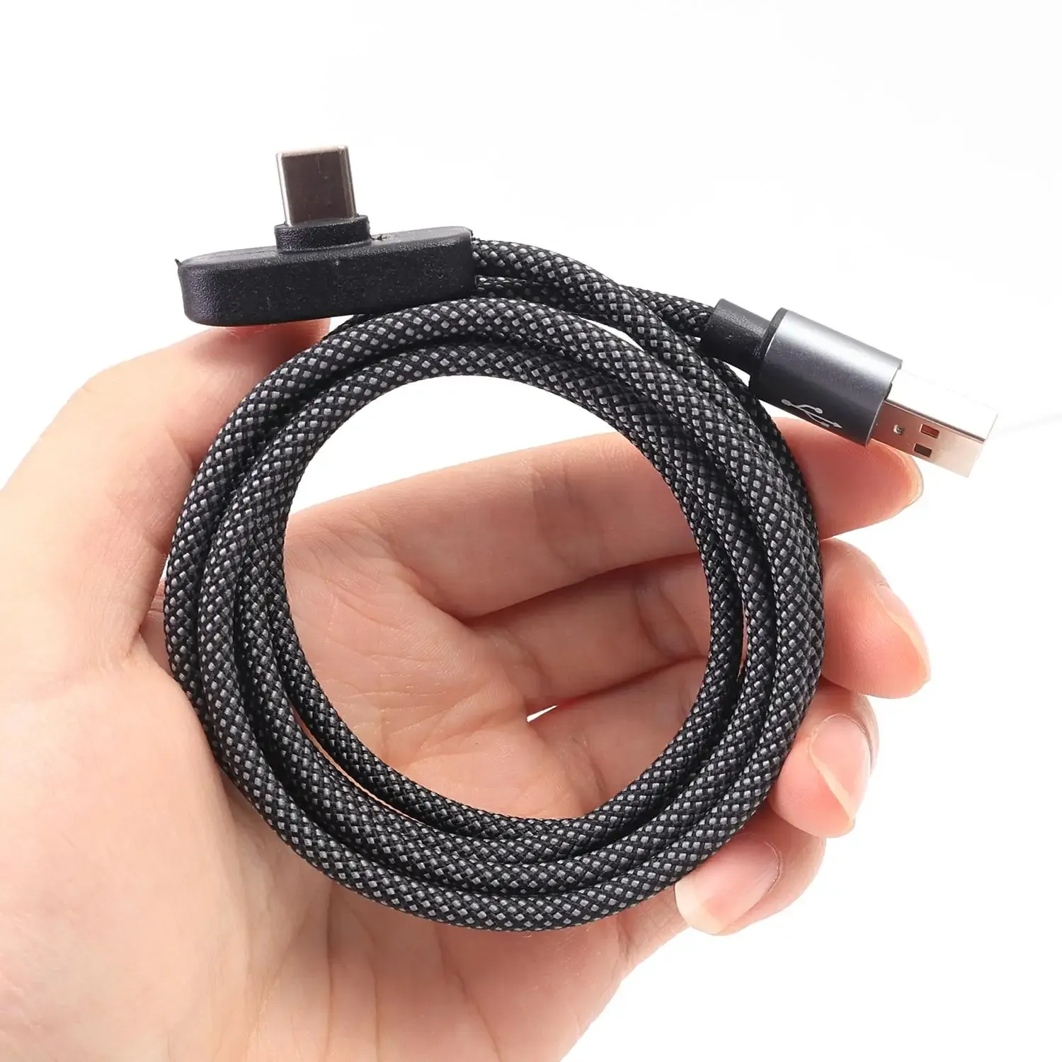 Câble USB-C coudé utilisé avec un ordinateur portable