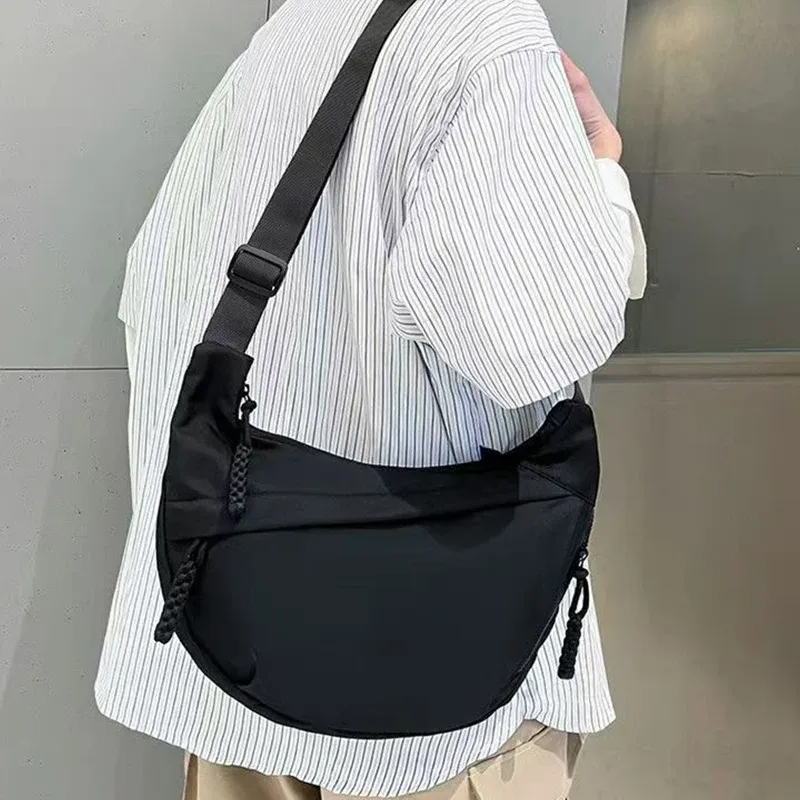 Sac hobo en nylon pour femme, grande capacité, bandoulière réglable, disponible en noir, blanc et kaki - Image 1