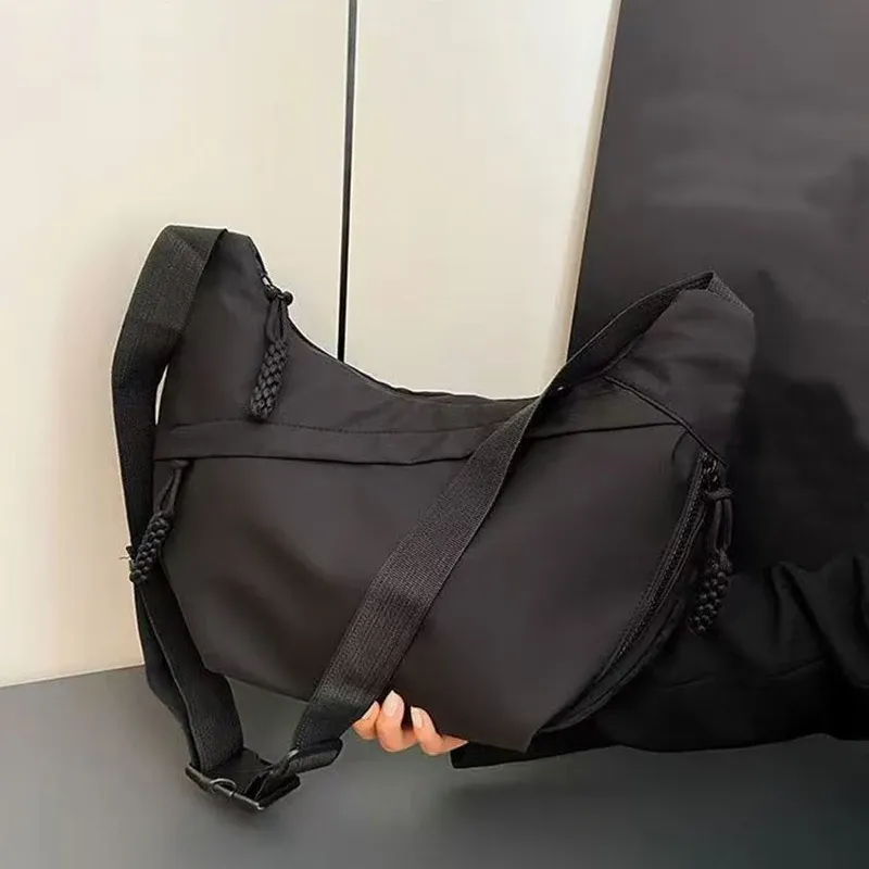 Sac hobo en nylon pour femme, grande capacité, bandoulière réglable, disponible en noir, blanc et kaki 6