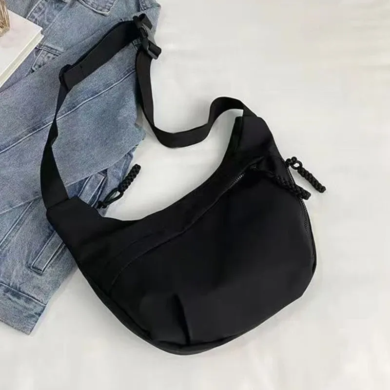 Sac hobo en nylon, détail de la bandoulière réglable