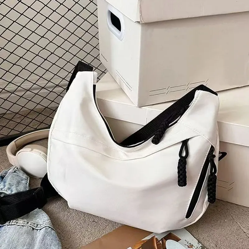 Sac hobo en nylon, détail de la silhouette