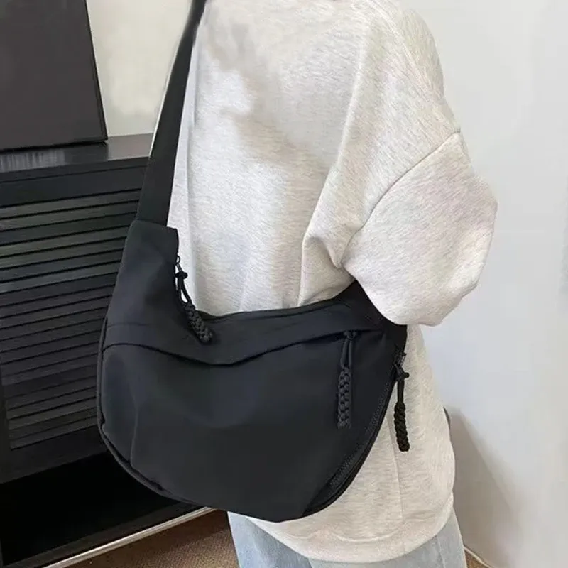 Sac hobo en nylon, mise en situation en extérieur