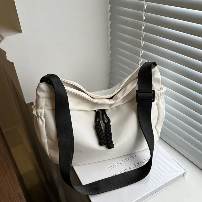 Sac hobo en nylon pour femme, grande capacité, bandoulière réglable, disponible en noir, blanc et kaki 9