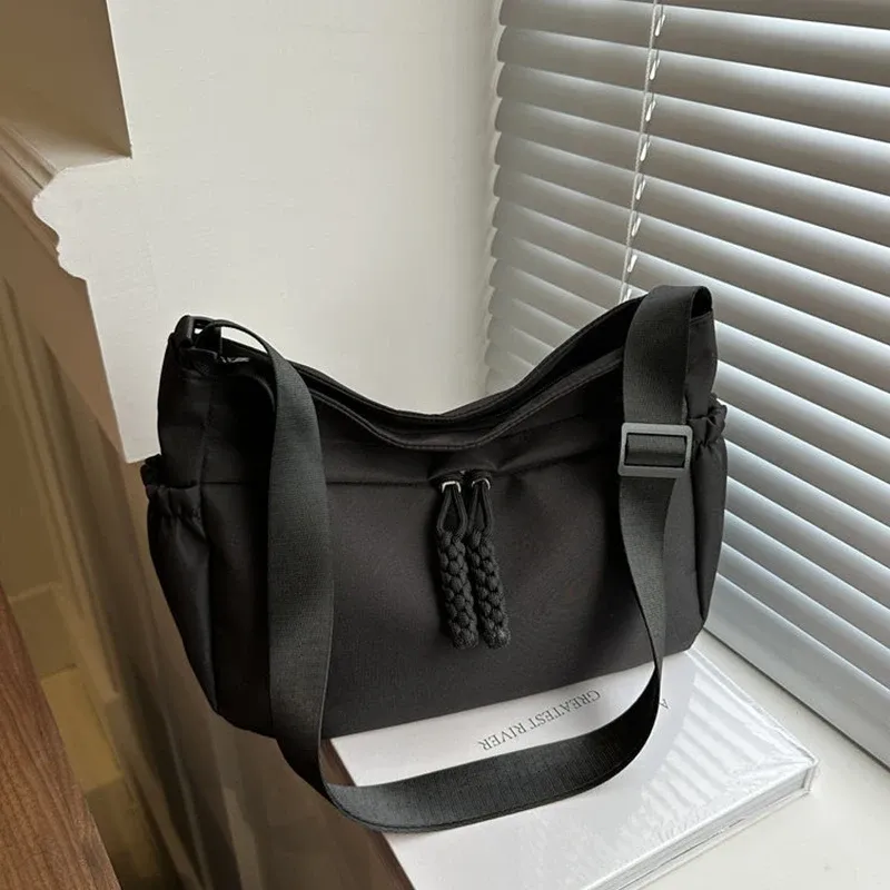 Sac hobo en nylon pour femme, grande capacité, bandoulière réglable, disponible en noir, blanc et kaki 10