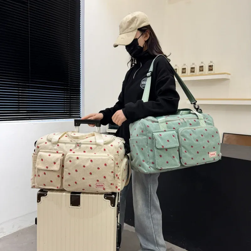 Sac en velours côtelé, mise en situation en voyage