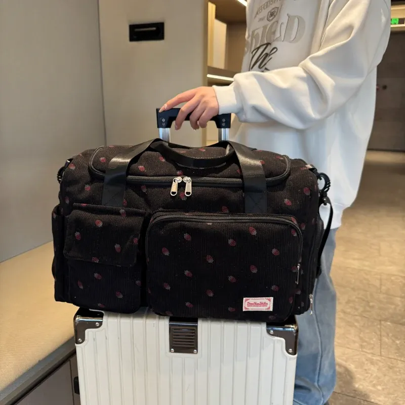 Sac en velours côtelé, détail des finitions
