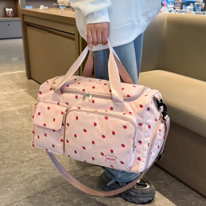Sac en velours côtelé, mise en scène lifestyle