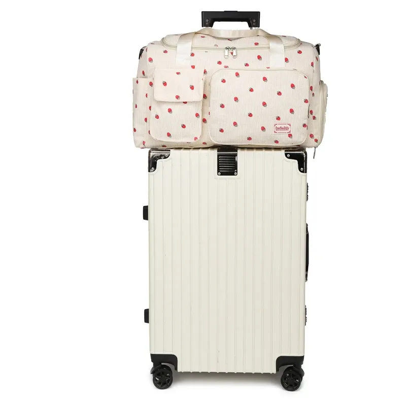 Sac en velours côtelé, mise en scène en voyage