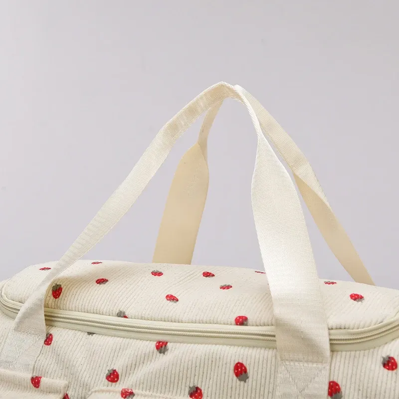 Sac en velours côtelé, présentation sportive