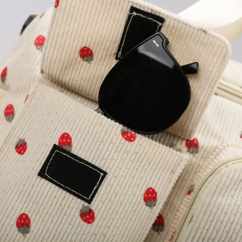 Sac en velours côtelé, vue en contre-plongée