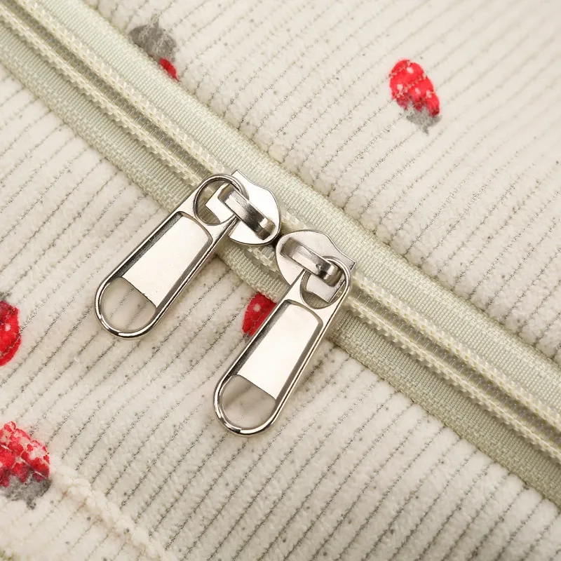Sac en velours côtelé, mise en situation élégante
