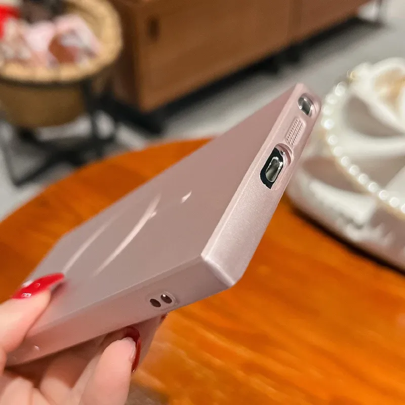 Coque mate sous différents éclairages
