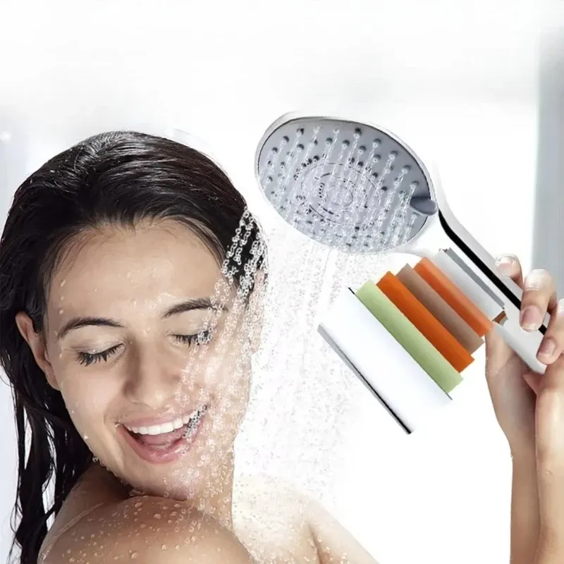 Détail de la finition chromée du pommeau de douche
