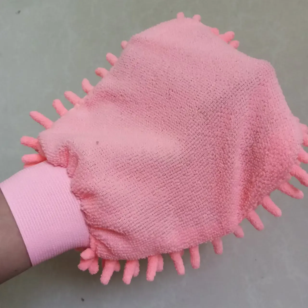 Gant de lavage en microfibre chenille en situation d'utilisation