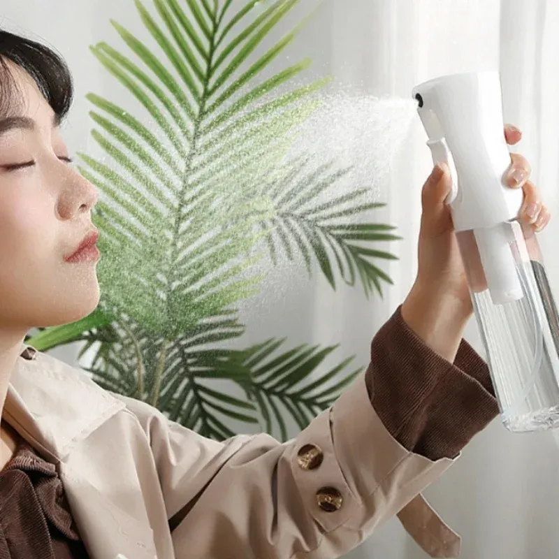 Brume fine diffusée par le pulvérisateur