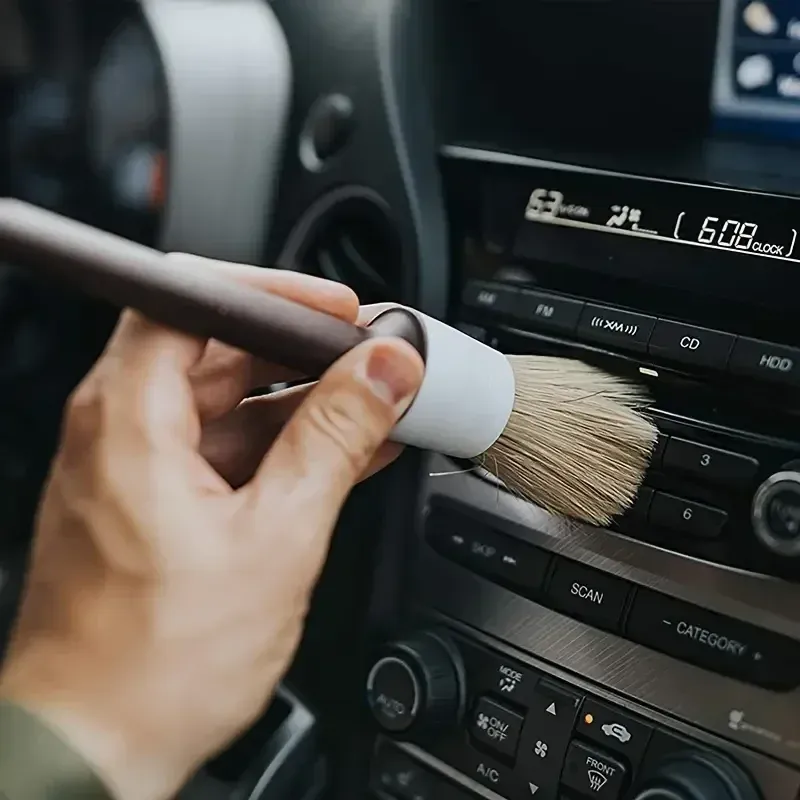 Brosse de nettoyage pour tableau de bord en utilisation