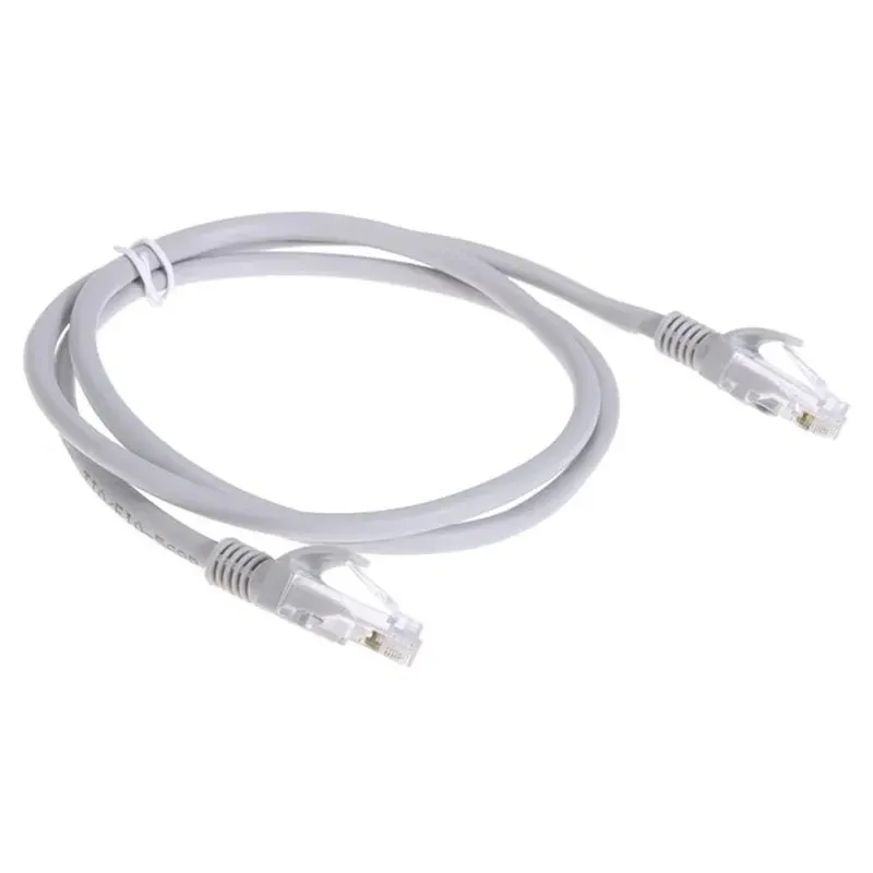 Câble Ethernet rouge haute qualité présenté dans son ensemble