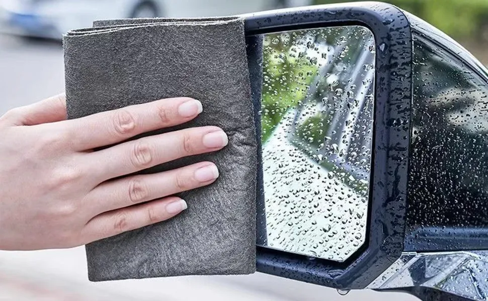 Nettoyage de vitres avec chiffon microfibre