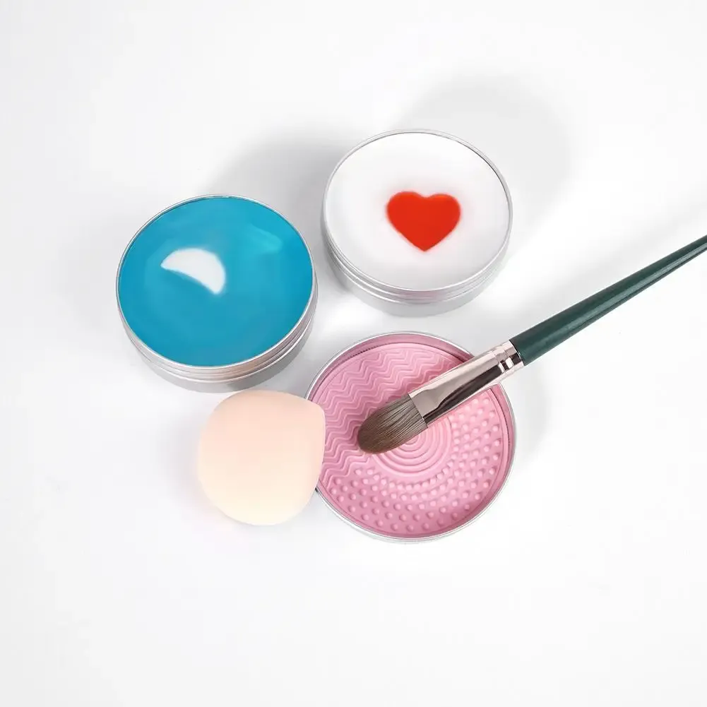 Savon nettoyant pour pinceaux de maquillage, en situation