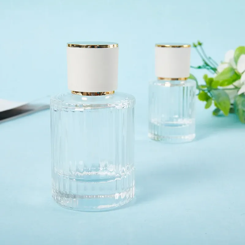 Vaporisateur en verre transparent sur fond clair