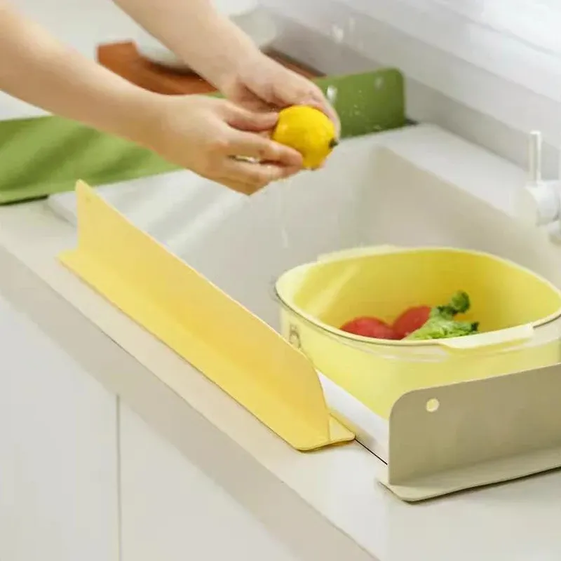 Déflecteur d'évier en silicone dans un contexte de cuisine