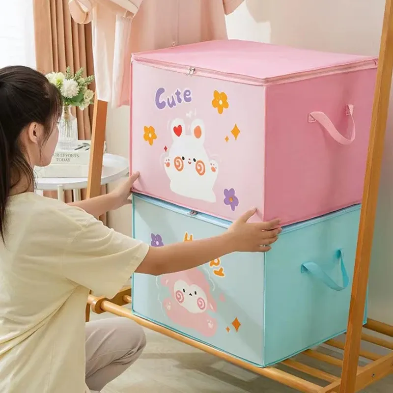 Rangement de couvertures dans la boîte pliante