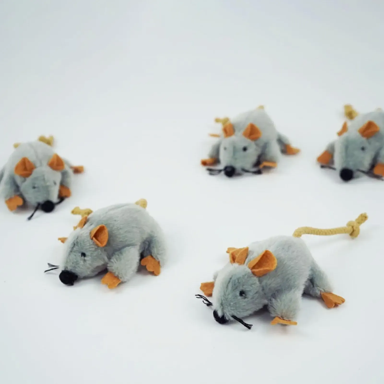 Jouet souris en peluche réaliste pour chat avec queue mobile et son 3