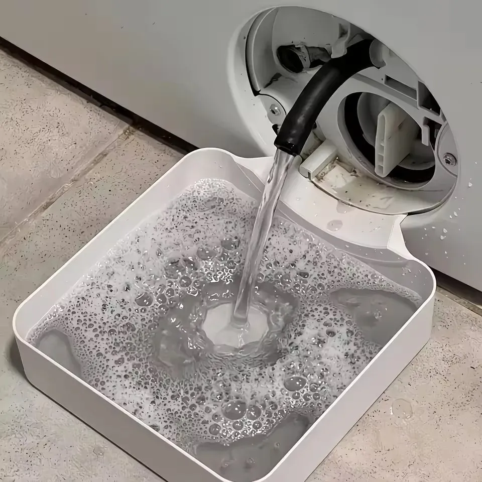 Vidange de l'eau du filtre dans un bac de récupération