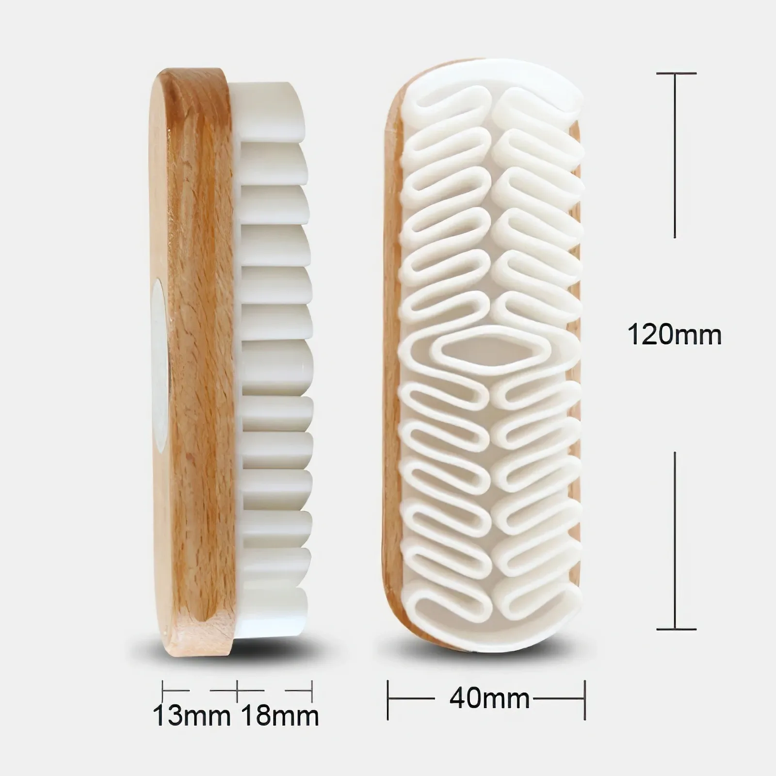 Brosse posée sur une surface en cuir suédé