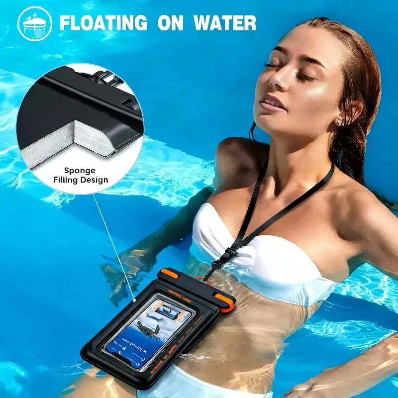 Pochette étanche en usage pendant une activité nautique