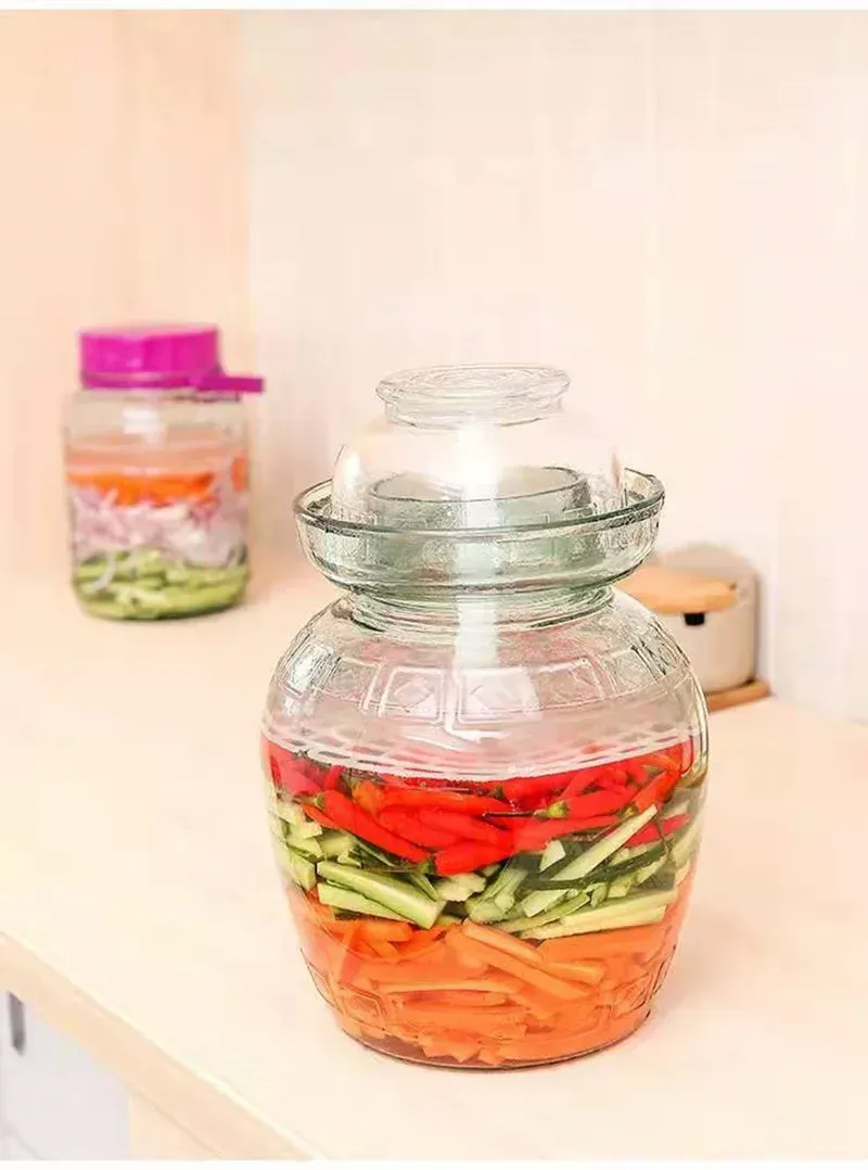 Presse à légumes marinés, utilisation dans un bocal