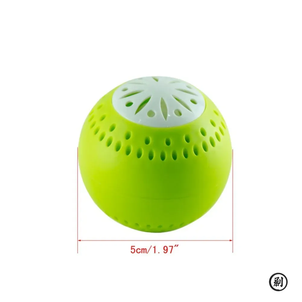 Boule de charbon actif placée dans un réfrigérateur